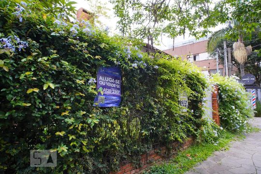 Fachada Rua de casa para alugar com 4 quartos, 238m² em Bela Vista, Porto Alegre