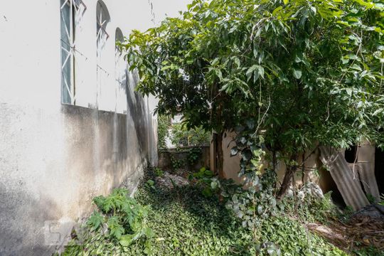 Fundos de casa para alugar com 10 quartos, 450m² em Sagrada Família, Belo Horizonte