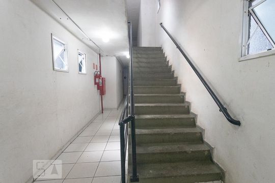 Escadas de apartamento à venda com 2 quartos, 54m² em Jardim Gazuza, Diadema
