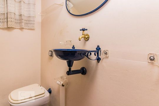 Lavabo de casa à venda com 4 quartos, 280m² em Petrópolis, Porto Alegre