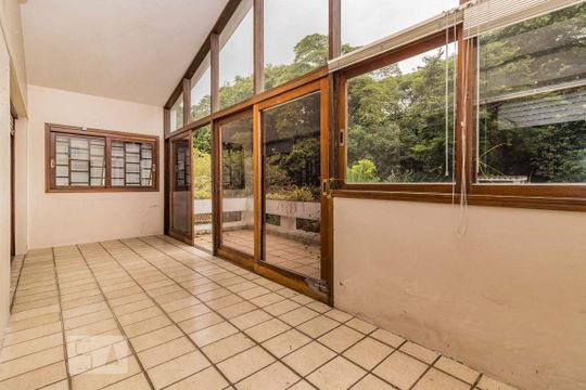 varanda de casa à venda com 4 quartos, 280m² em Petrópolis, Porto Alegre