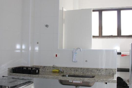 detalhe da cozinha de apartamento para alugar com 2 quartos, 80m² em Enseada, Guarujá