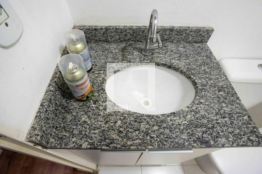 Banheiro de apartamento à venda com 2 quartos, 45m² em Canhema, Diadema