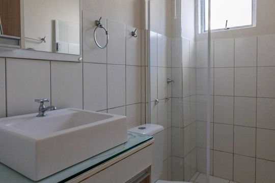Banheiro de apartamento para alugar com 2 quartos, 48m² em Santa Cândida, Curitiba