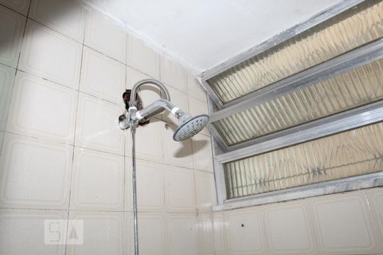 Banheiro de apartamento para alugar com 2 quartos, 48m² em Inhaúma, Rio de Janeiro