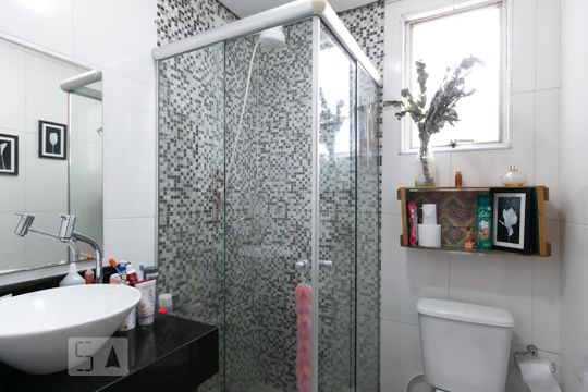 Banheiro  de apartamento à venda com 2 quartos, 56m² em Vila Regina, São Paulo
