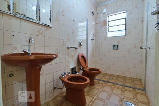 Banheiro de casa para alugar com 2 quartos, 54m² em Jardim Paris, São Paulo