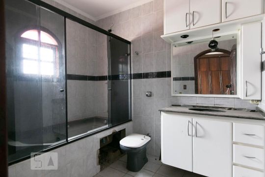 Banheiro da Suíte de casa para alugar com 2 quartos, 500m² em Vila Doutor Eiras, São Paulo