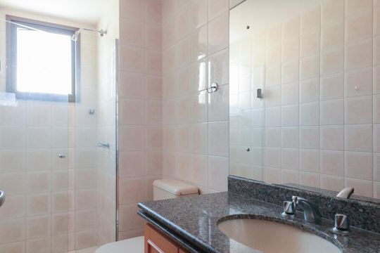 Banheiro Corredor de apartamento à venda com 3 quartos, 92m² em Menino Deus, Porto Alegre