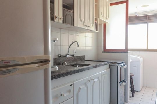 Cozinha e Área de Serviço de apartamento à venda com 3 quartos, 92m² em Menino Deus, Porto Alegre