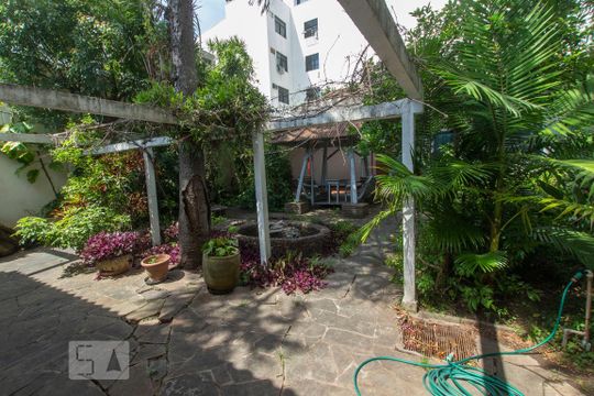 Quintal de casa para alugar com 4 quartos, 250m² em São João, Porto Alegre