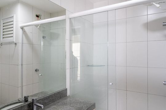 Banheiro de kitnet/studio à venda com 1 quarto, 35m² em Centro, Curitiba