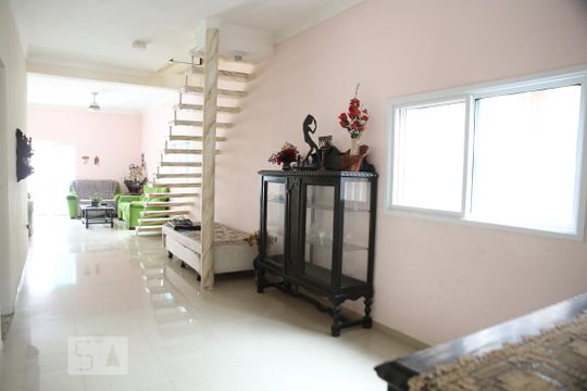 Casa para alugar com 3 quartos, 235m² em Maracanã, Praia Grande