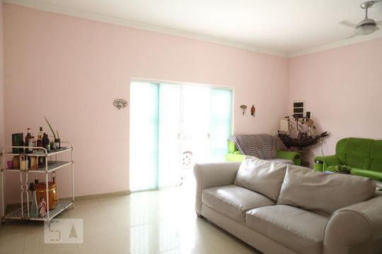 Casa para alugar com 3 quartos, 235m² em Maracanã, Praia Grande