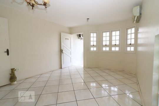 Sala de casa para alugar com 4 quartos, 180m² em Jardim Itu, Porto Alegre