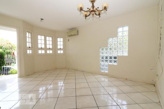 Sala de casa para alugar com 4 quartos, 180m² em Jardim Itu, Porto Alegre