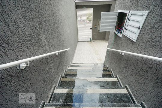 Escada de entrada de apartamento para alugar com 2 quartos, 47m² em Água Rasa, São Paulo