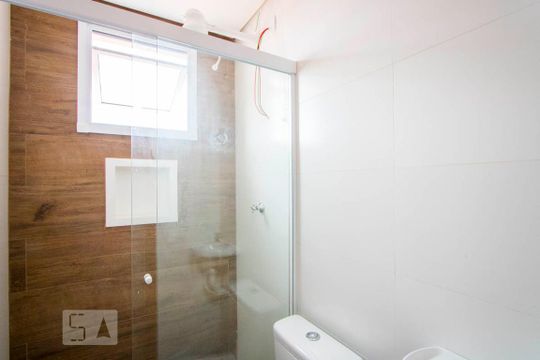 Banheiro de kitnet/studio para alugar com 1 quarto, 10m² em Vila São Pedro, Santo André