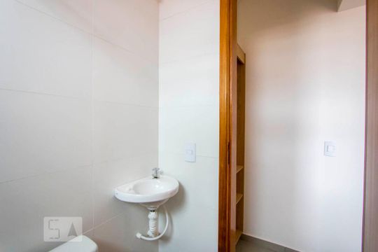 Banheiro de kitnet/studio para alugar com 1 quarto, 10m² em Vila São Pedro, Santo André