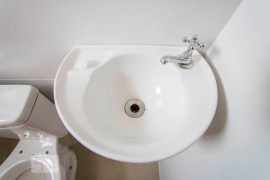 Banheiro de kitnet/studio para alugar com 1 quarto, 10m² em Vila São Pedro, Santo André