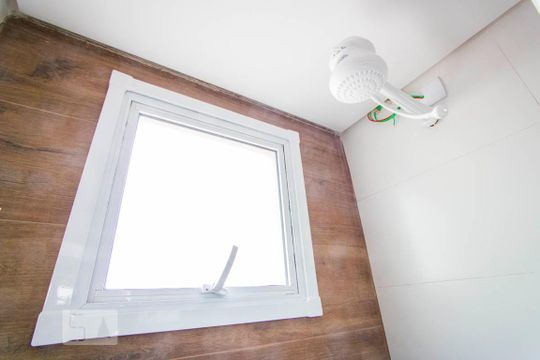 Banheiro de kitnet/studio para alugar com 1 quarto, 13m² em Vila São Pedro, Santo André