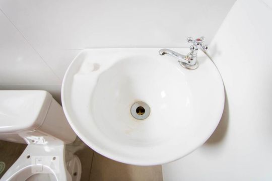Banheiro de kitnet/studio para alugar com 1 quarto, 13m² em Vila São Pedro, Santo André