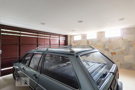 Garagem de casa à venda com 3 quartos, 280m² em Vila Pereira Barreto, São Paulo