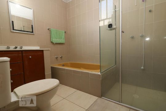 Banheiro da Suíte de casa à venda com 3 quartos, 120m² em Boa Vista, Porto Alegre