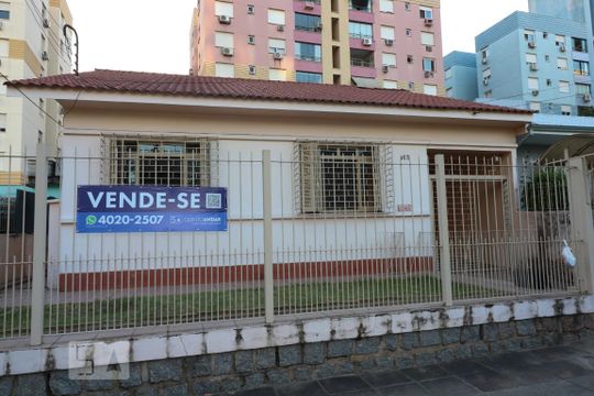 Fachada de casa à venda com 3 quartos, 120m² em Boa Vista, Porto Alegre