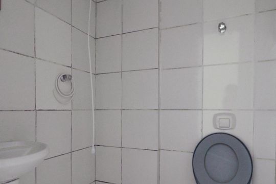 Banheiro de kitnet/studio à venda com 1 quarto, 24m² em Centro Histórico, Porto Alegre