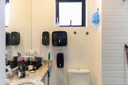 Banheiro de kitnet/studio para alugar com 1 quarto, 22m² em Vila Mariana, São Paulo