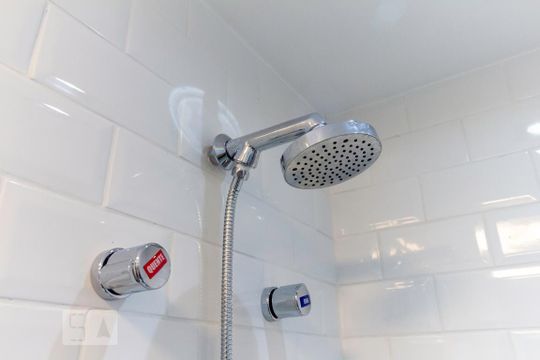 Banheiro de kitnet/studio para alugar com 1 quarto, 22m² em Vila Mariana, São Paulo