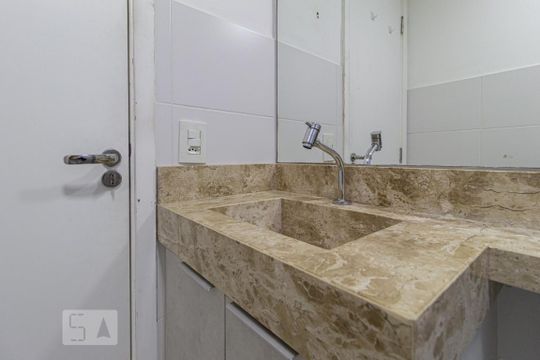 Banheiro de apartamento para alugar com 2 quartos, 49m² em Jardim Roberto, Osasco