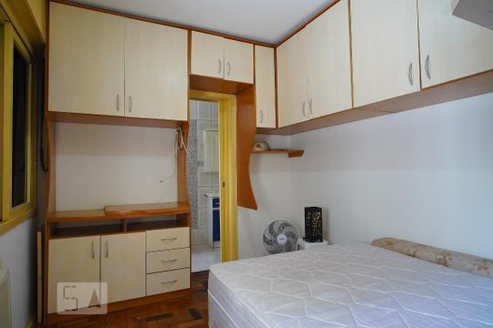 Quarto de kitnet/studio para alugar com 1 quarto, 34m² em Vila Ipiranga, Porto Alegre
