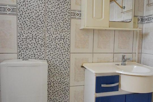 Banheiro de kitnet/studio para alugar com 1 quarto, 34m² em Vila Ipiranga, Porto Alegre
