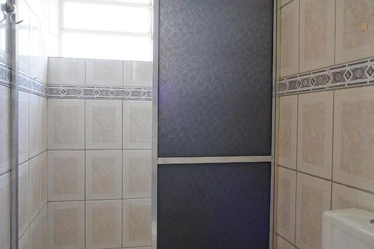 Banheiro de kitnet/studio para alugar com 1 quarto, 34m² em Vila Ipiranga, Porto Alegre