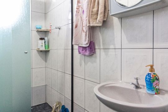 Banheiro de casa para alugar com 2 quartos, 125m² em Vila Carmosina, São Paulo
