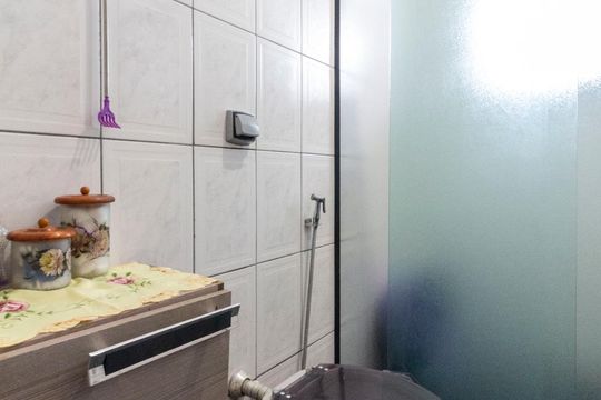 Banheiro de casa para alugar com 2 quartos, 125m² em Vila Carmosina, São Paulo