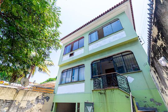 Fachada de casa à venda com 6 quartos, 320m² em Fonseca, Niterói
