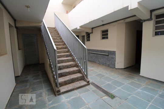 Hall dos quartos de kitnet/studio para alugar com 1 quarto, 30m² em Cidade Universitária, Campinas