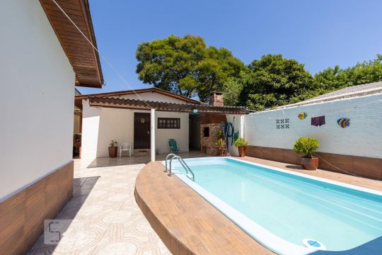 Piscina de casa à venda com 4 quartos, 190m² em Niterói, Canoas