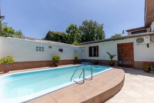Piscina de casa à venda com 4 quartos, 190m² em Niterói, Canoas