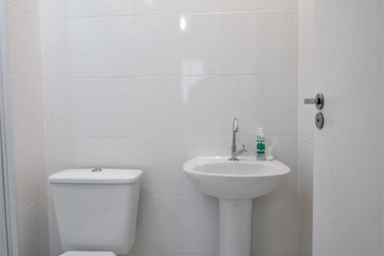 Banheiro da suíte de kitnet/studio à venda com 1 quarto, 24m² em  Vila Andrade, São Paulo