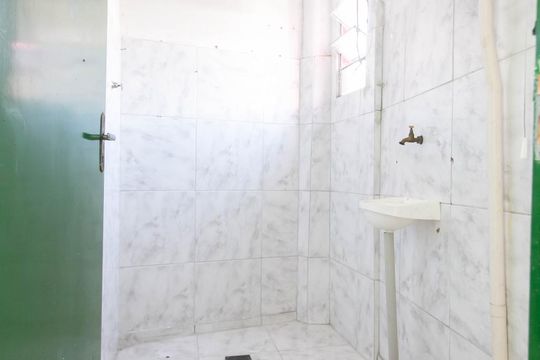 Banheiro de casa para alugar com 2 quartos, 40m² em Jardim Lajeado, São Paulo