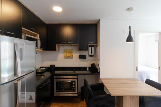 Cozinha de apartamento para alugar com 1 quarto, 40m² em Cambuí, Campinas
