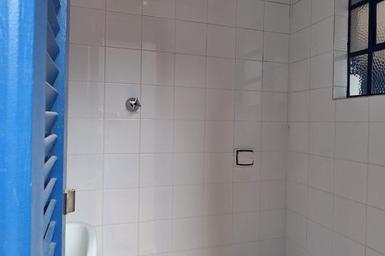 Banheiro de Serviço de casa de condomínio para alugar com 2 quartos, 82m² em Campestre, Santo André