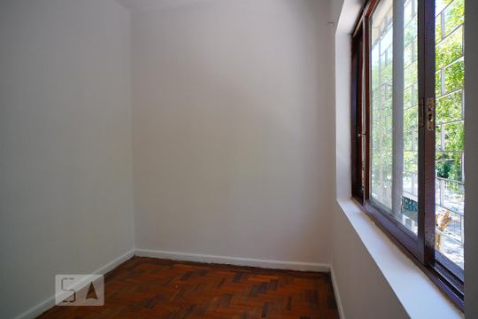 Quarto 2 de casa à venda com 3 quartos, 150m² em Passo da Areia, Porto Alegre