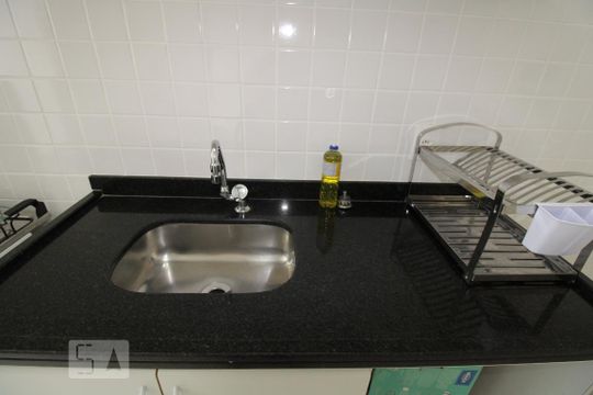 Cozinha de apartamento para alugar com 1 quarto, 50m² em Cambuí, Campinas