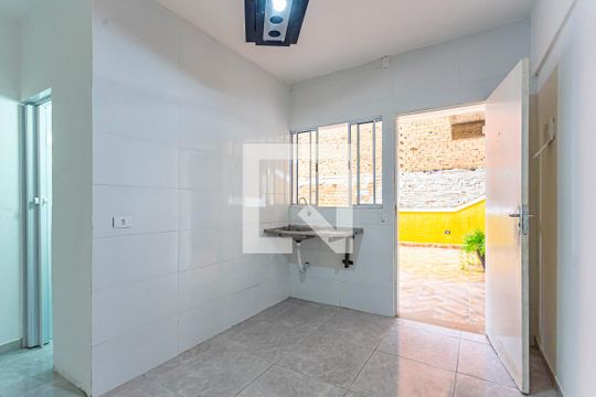 Cozinha de casa para alugar com 1 quarto, 28m² em Vila Suíça, Santo André