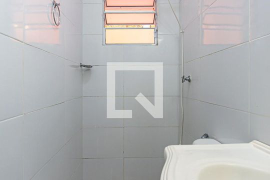 Banheiro de casa para alugar com 1 quarto, 28m² em Vila Suíça, Santo André